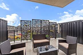 Stylish 2-bed Townhouse With Balcony