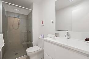 Stylish 2-bed Townhouse With Balcony