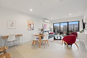Stylish 2-bed Townhouse With Balcony