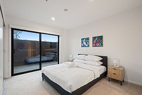 Stylish 2-bed Townhouse With Balcony