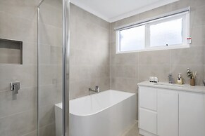 2-bed Rosebud Apartment With BBQ & Garden