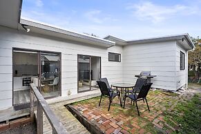 2-bed Rosebud Apartment With BBQ & Garden