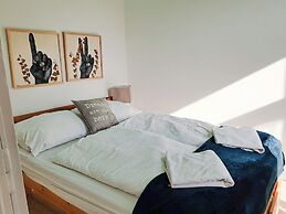 Large 2BR Apt Ideal for Long Stays