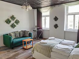 Large 2BR Apt Ideal for Long Stays
