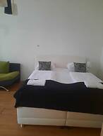 Charming 2BR Apt Prime City Spot