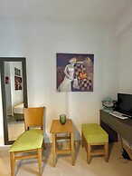 Koumaros ApartHotel