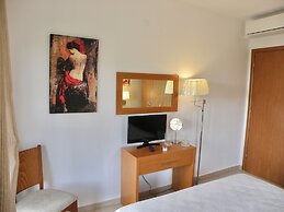 Koumaros ApartHotel