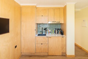 Quirky CBD 1-bed With Pool, Sauna and Balcony