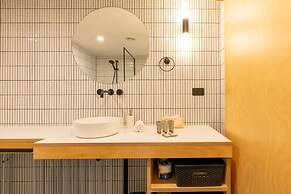 Quirky CBD 1-bed With Pool, Sauna and Balcony