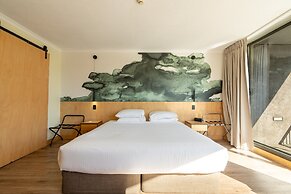 Quirky CBD 1-bed With Pool, Sauna and Balcony