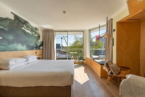 Quirky CBD 1-bed With Pool, Sauna and Balcony