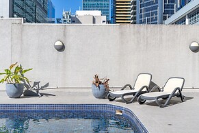 Quirky CBD 1-bed With Pool, Sauna and Balcony