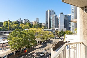 Quirky CBD 1-bed With Pool, Sauna and Balcony