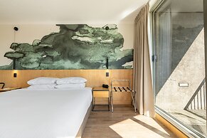 Quirky CBD 1-bed With Pool, Sauna and Balcony