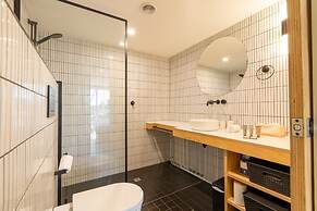 Quirky CBD 1-bed With Pool, Sauna and Balcony