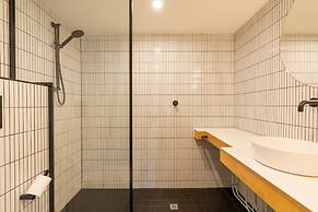 Quirky CBD 1-bed With Pool, Sauna and Balcony