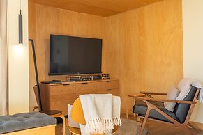 Quirky CBD 1-bed With Pool, Sauna and Balcony