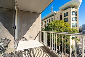 Quirky CBD 1-bed With Pool, Sauna and Balcony