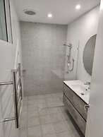 Beautiful 2-storey Unit With Balcony Near Smith St