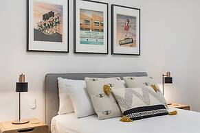 Beautiful 2-storey Unit With Balcony Near Smith St