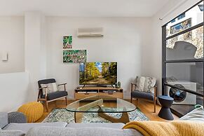 Beautiful 2-storey Unit With Balcony Near Smith St