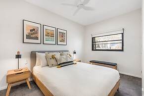 Beautiful 2-storey Unit With Balcony Near Smith St