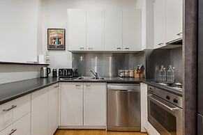 Beautiful 2-storey Unit With Balcony Near Smith St