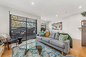 Beautiful 2-storey Unit With Balcony Near Smith St