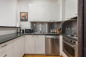 Beautiful 2-storey Unit With Balcony Near Smith St