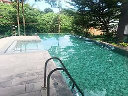 Emerald 412a - Studio With Balcony and Shared Pool