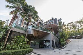 Emerald 412a - Studio With Balcony and Shared Pool