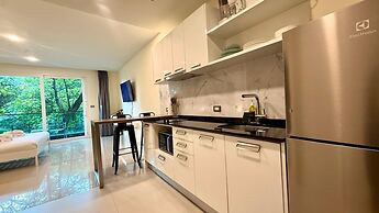 Emerald 412a - Studio With Balcony and Shared Pool