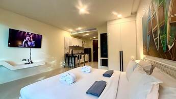Emerald 412a - Studio With Balcony and Shared Pool