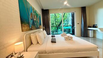 Emerald 412a - Studio With Balcony and Shared Pool