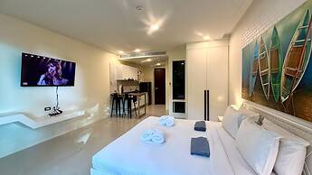 Emerald 412a - Studio With Balcony and Shared Pool