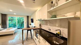 Emerald 412a - Studio With Balcony and Shared Pool