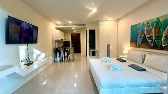 Emerald 412a - Studio With Balcony and Shared Pool
