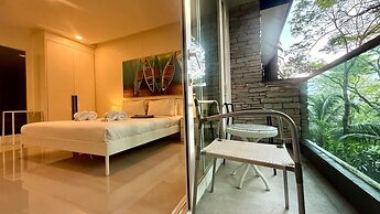 Emerald 412a - Studio With Balcony and Shared Pool