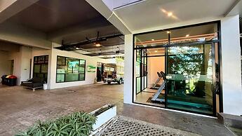 Emerald 412a - Studio With Balcony and Shared Pool