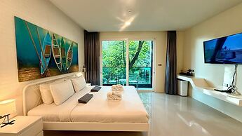 Emerald 412a - Studio With Balcony and Shared Pool