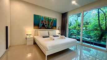 Emerald 412a - Studio With Balcony and Shared Pool