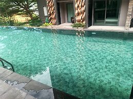 Emerald 412a - Studio With Balcony and Shared Pool
