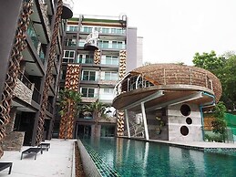 Emerald 412a - Studio With Balcony and Shared Pool
