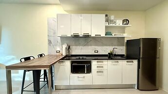 Emerald 412a - Studio With Balcony and Shared Pool
