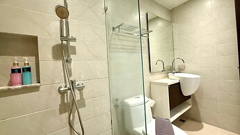 Emerald 412a - Studio With Balcony and Shared Pool