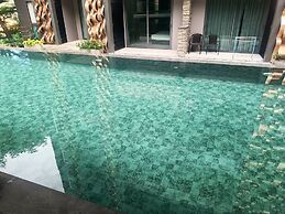 Emerald 412a - Studio With Balcony and Shared Pool