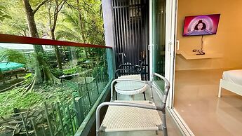 Emerald 412a - Studio With Balcony and Shared Pool