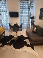 Charming 1BR Apt Steps from Belvedere