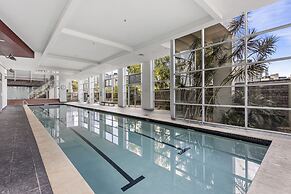 High-floor 2-bed CBD Unit With Views & Amenities