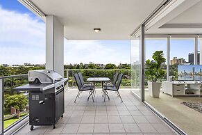 High-floor 2-bed CBD Unit With Views & Amenities